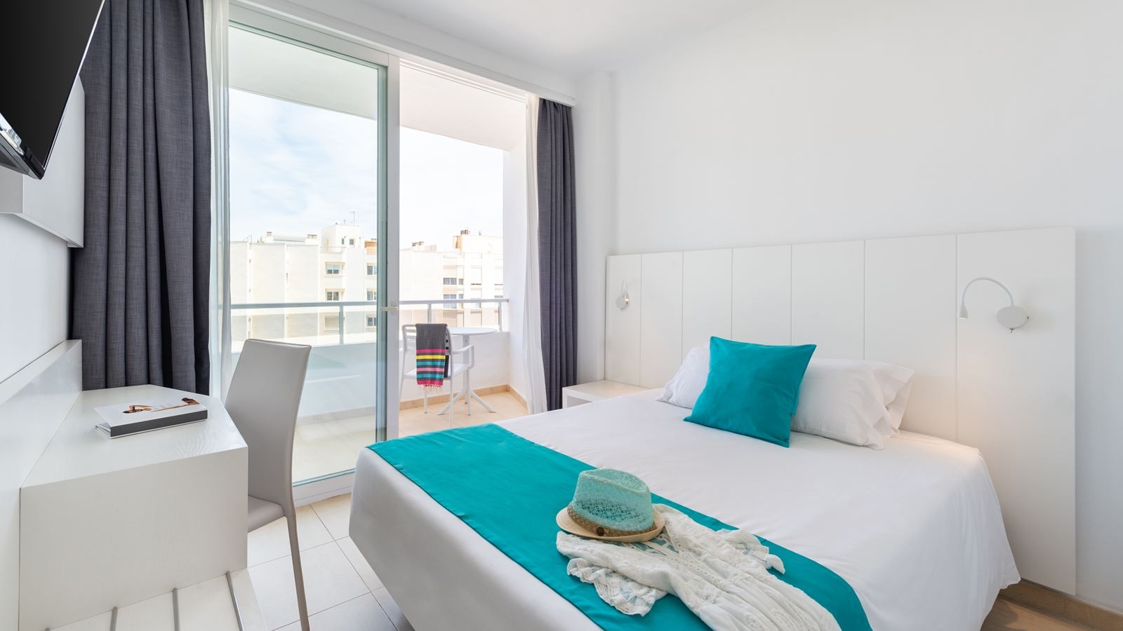 rooms-twin-room-balcony-or-terrace