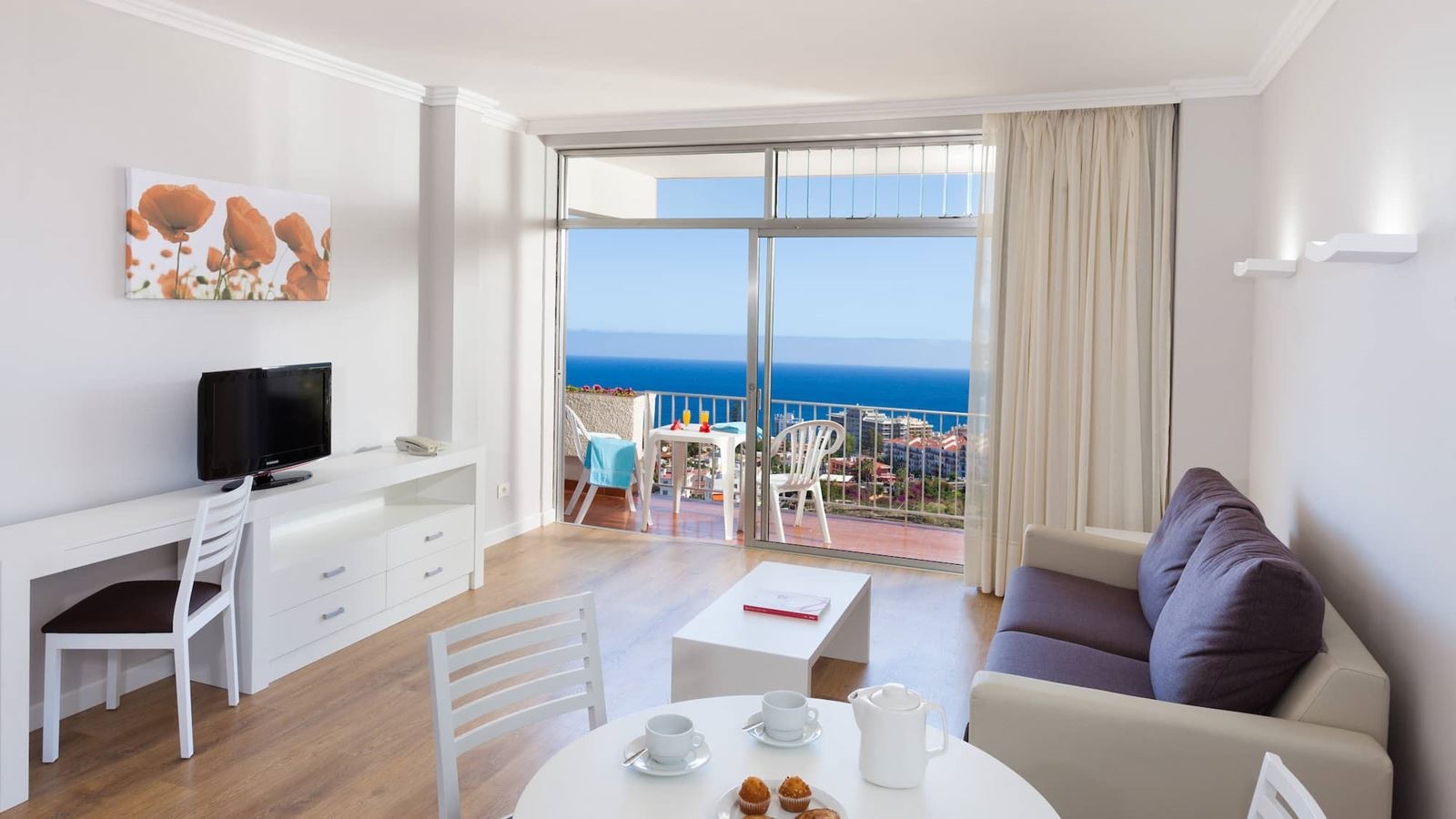 rooms-apartment-separate-bedroom-and-studio-comunicating-balcony-or-terrace