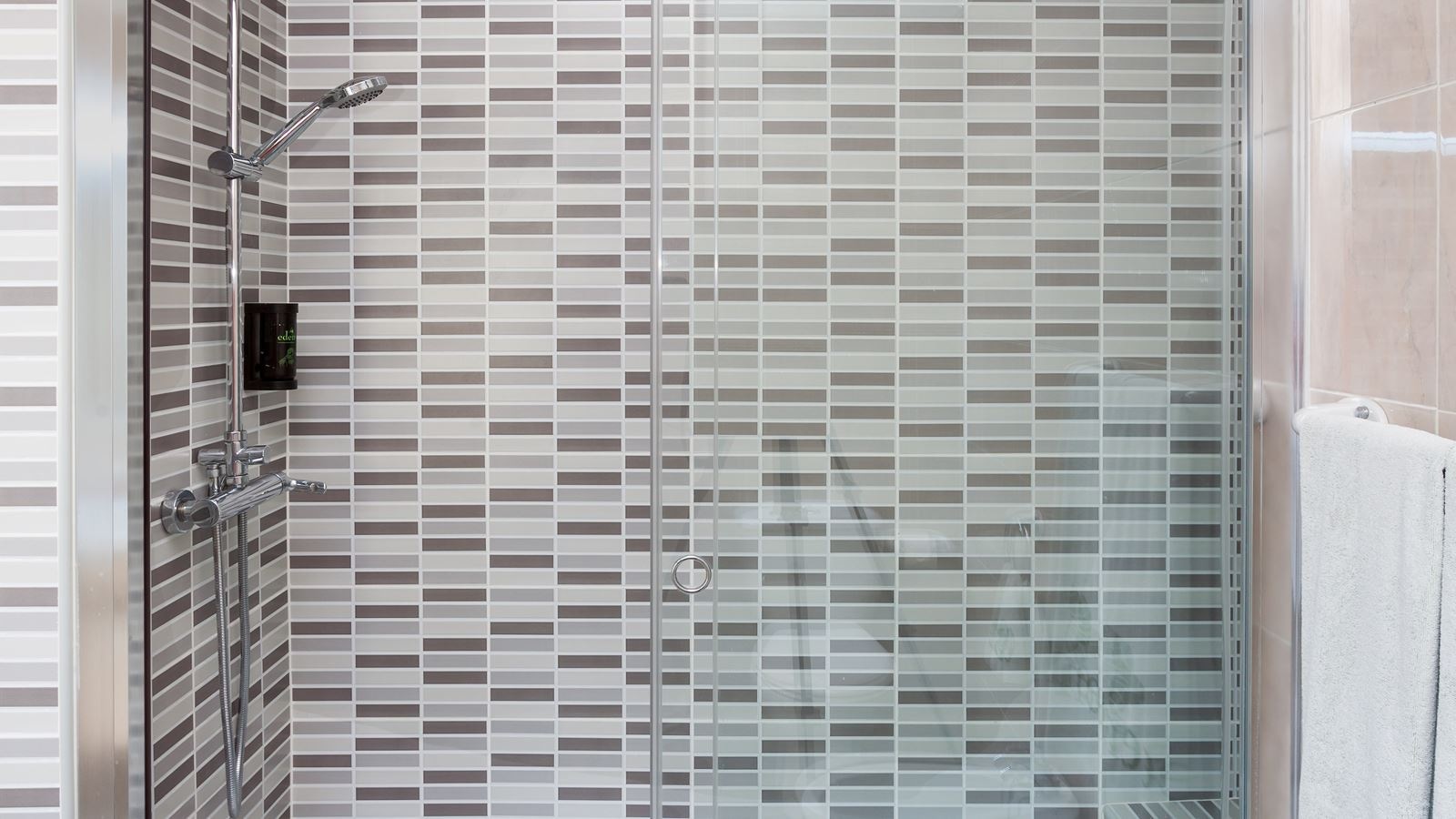 rooms-apartment-separate-bedroom-and-studio-comunicating-balcony-or-terrace