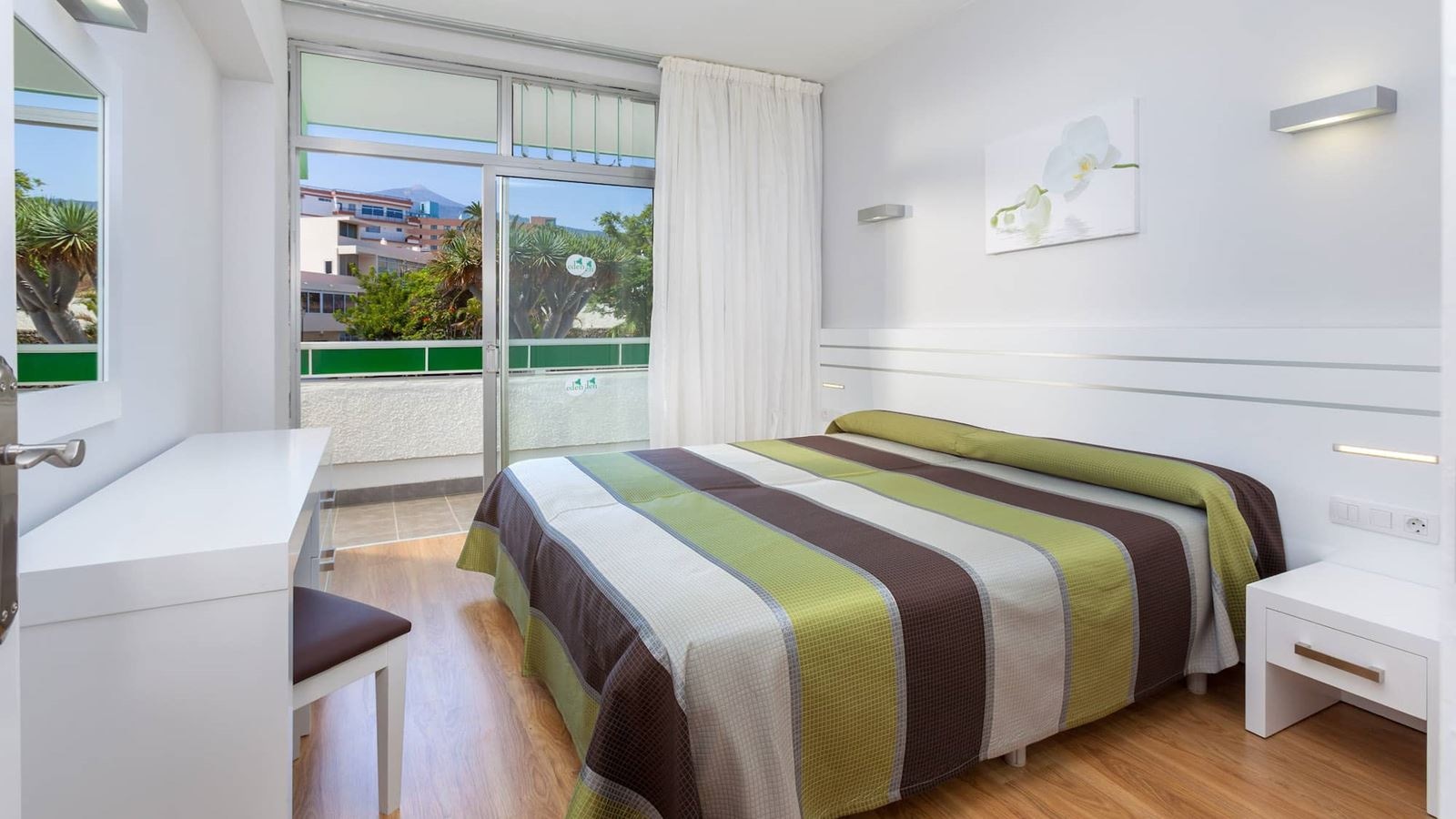 rooms-apartment-separate-bedroom-and-studio-comunicating-balcony-or-terrace