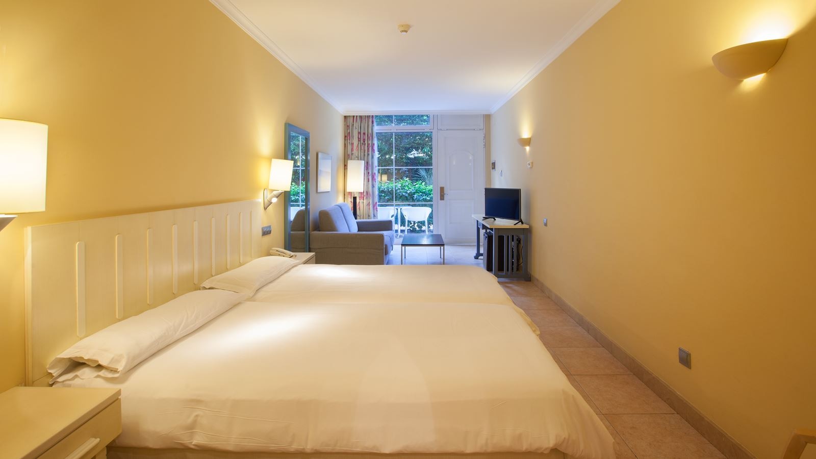 rooms-dfa-family-room-terrace