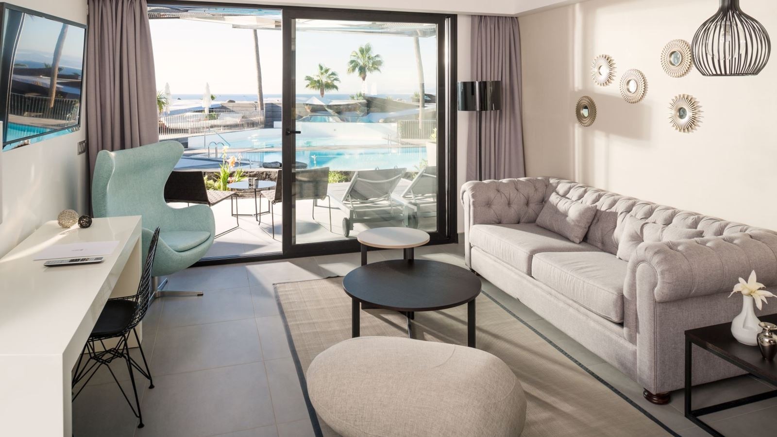 rooms-junior-suite-pool-view