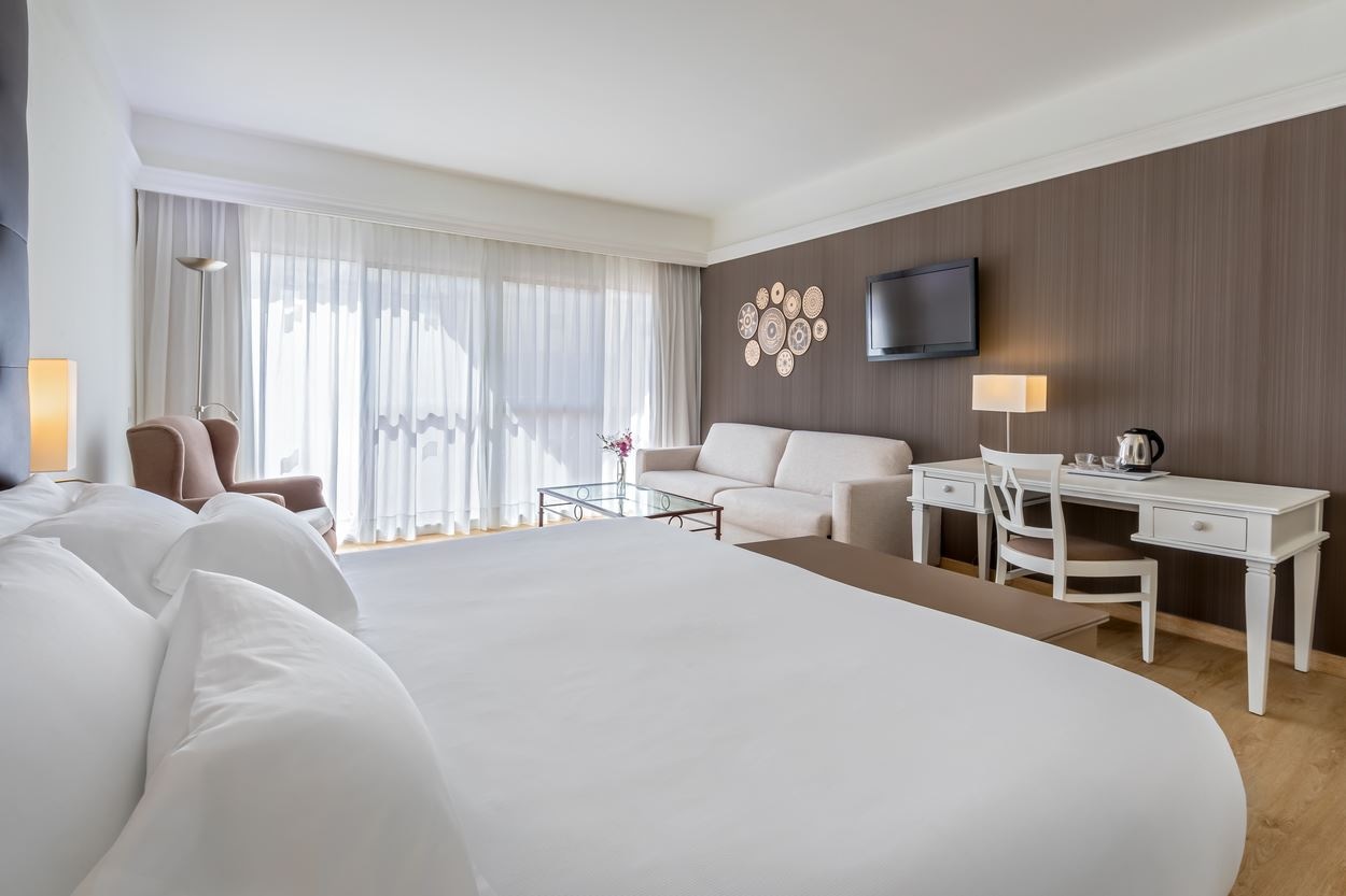 rooms-deluxe-room-balcony-or-terrace