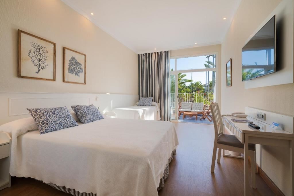 rooms-family-room-garden-view-balcony-or-terrace