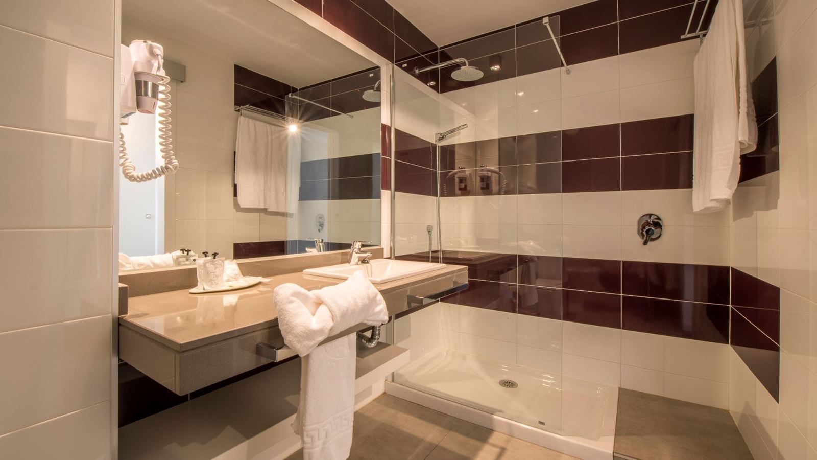 rooms-superior-room-renovated-with-balcony-or-terrace