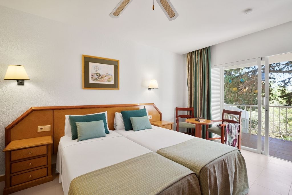 rooms-family-room-with-air-conditioning-and-balconyterrace