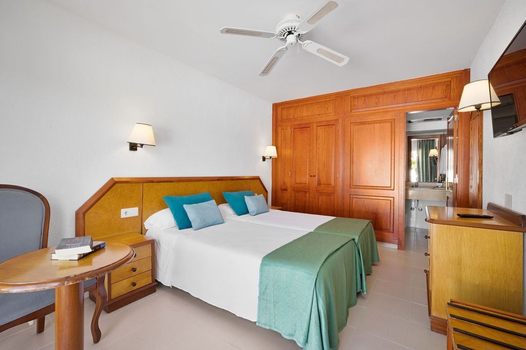 rooms-double-beach-area-with-air-conditioning-and-balconyterrace