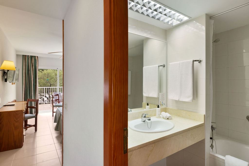 rooms-double-with-air-conditioning-and-balconyterrace