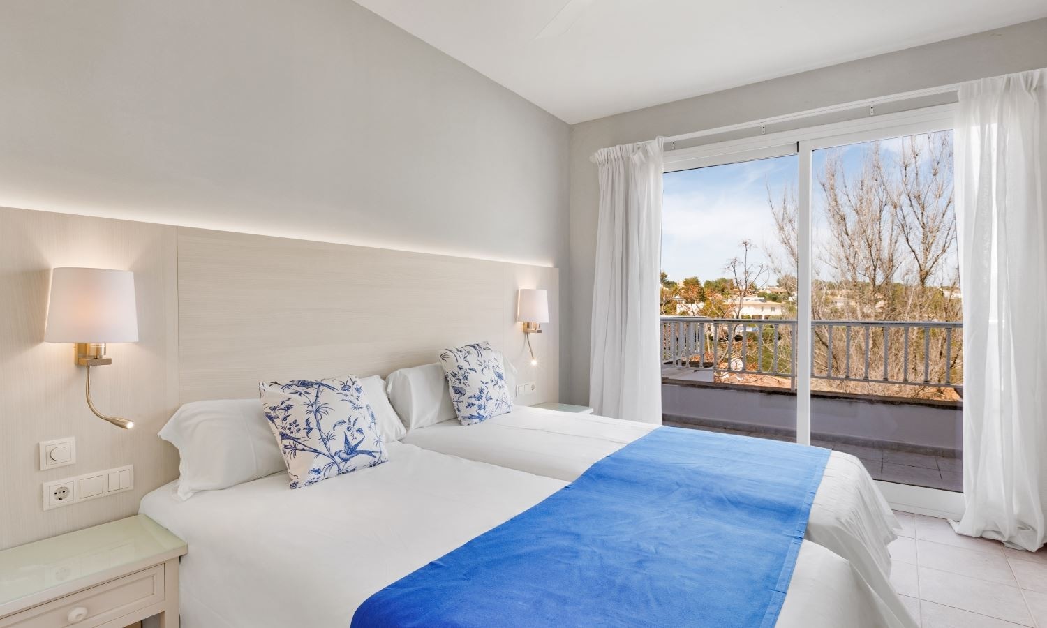 rooms-one-bedroom-suite--balcony-or-terrace-separate-bedroom