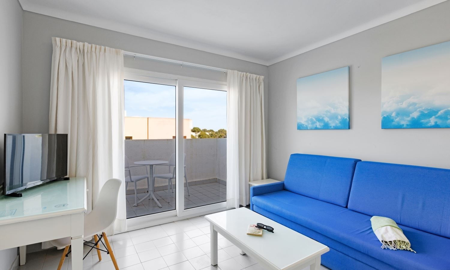 rooms-one-bedroom-suite--balcony-or-terrace-separate-bedroom