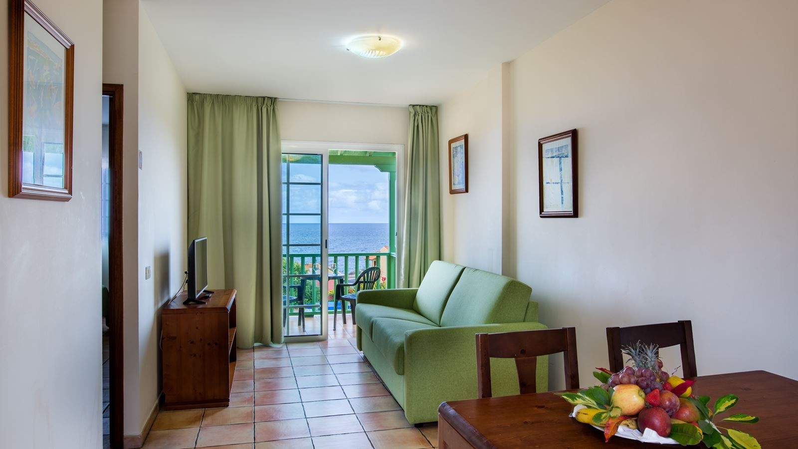 rooms-one-bedroom-aparment-balcony-or-terrace