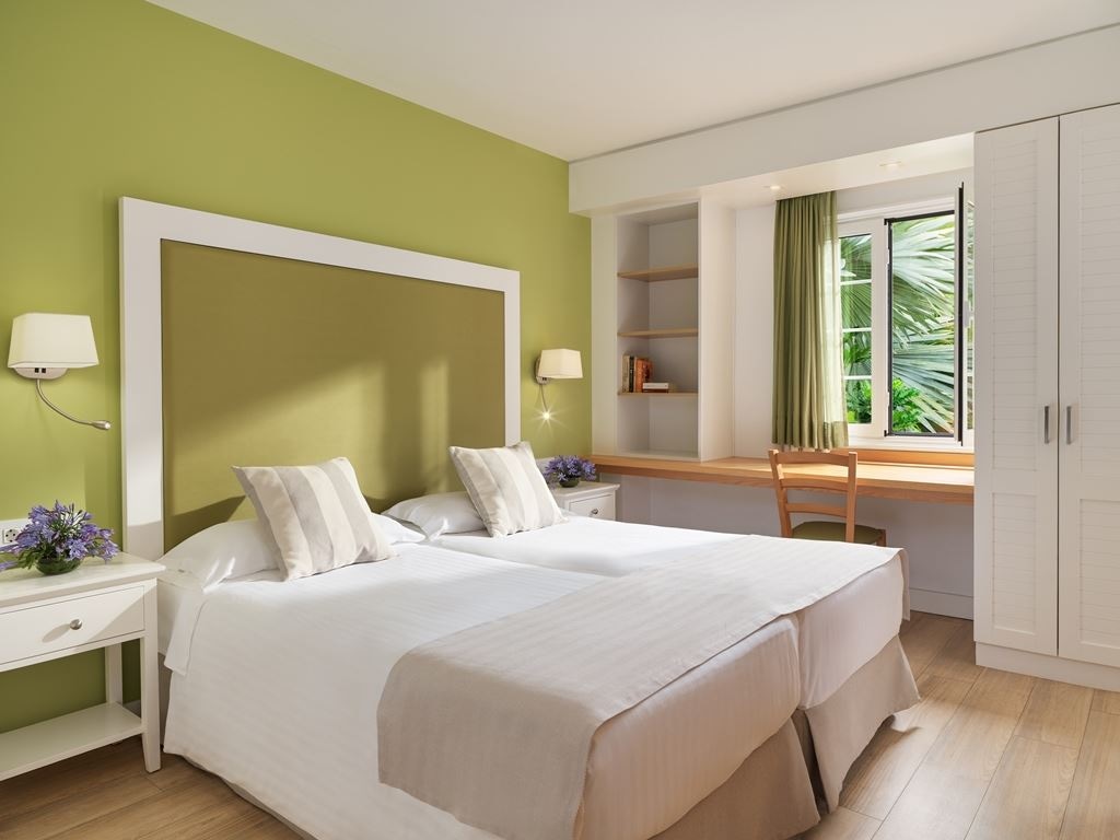 rooms-premium-apartment-balcony-or-terrace