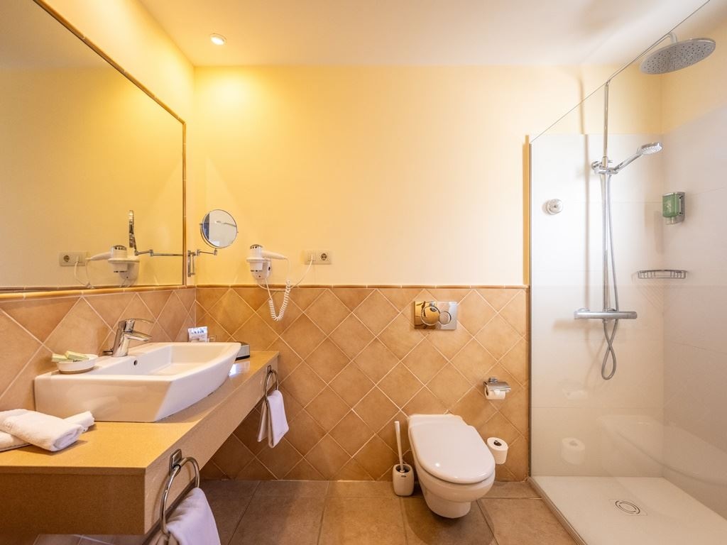 rooms-suite-balcony-or-terrace