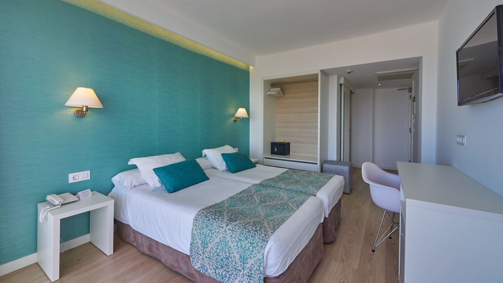 rooms-double-single-use-room-balcony-or-terrace