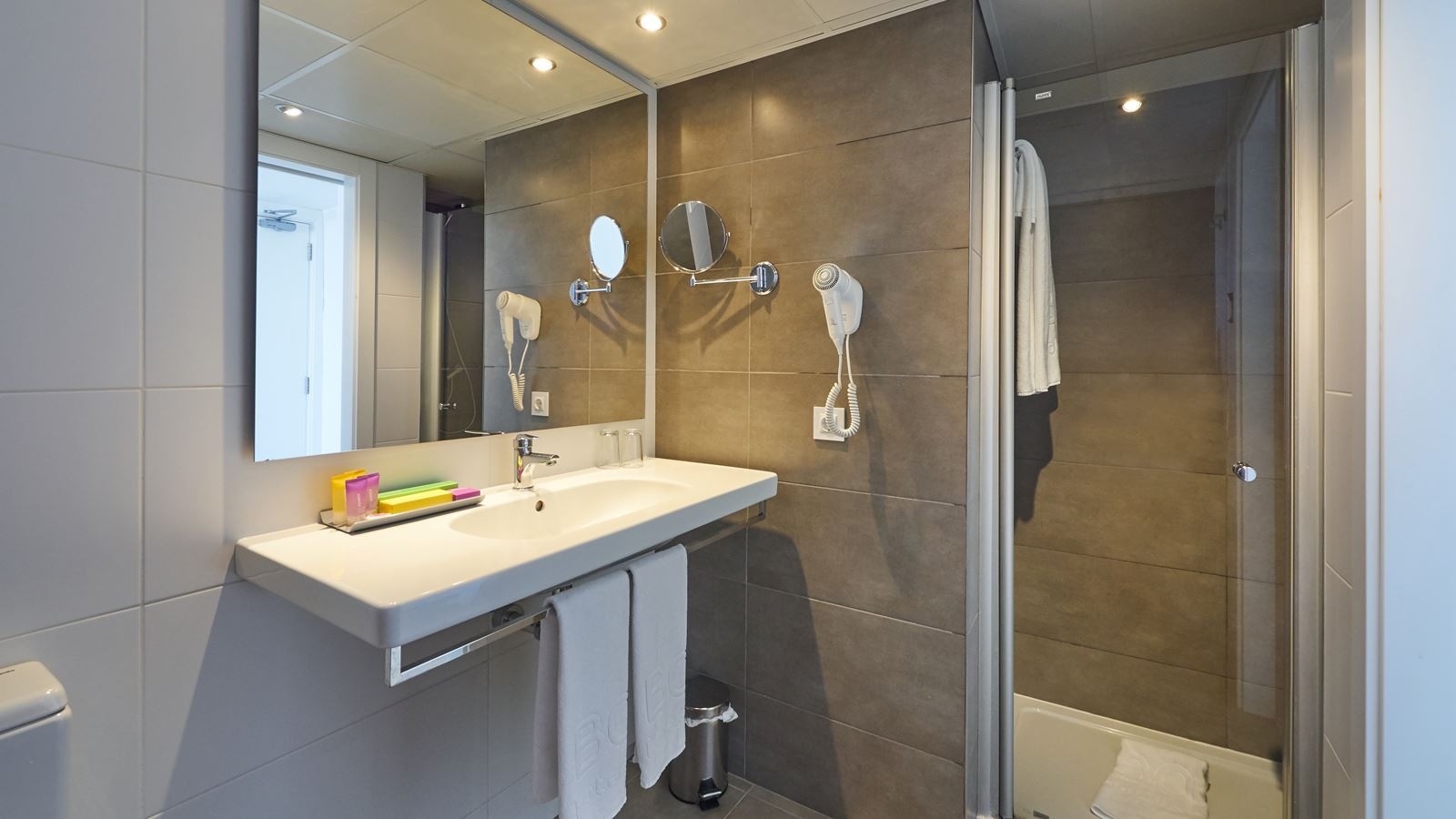 rooms-double-single-use-room-balcony-or-terrace