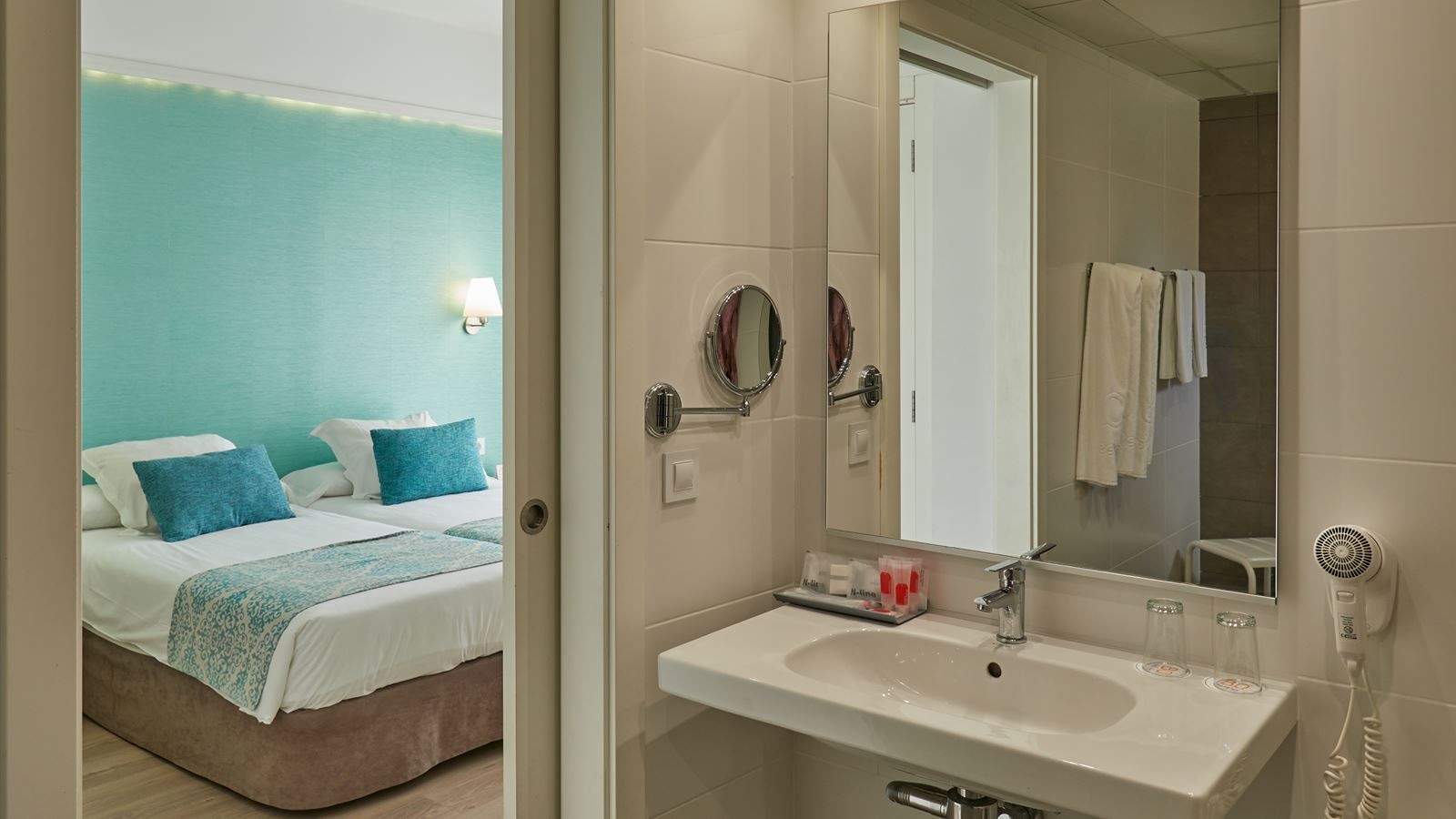 rooms-double-twin-room-balcony-or-terrace