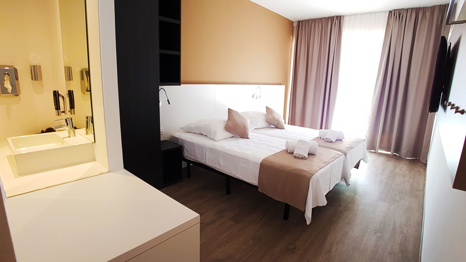 rooms-db--double-room-balcony-or-terrace