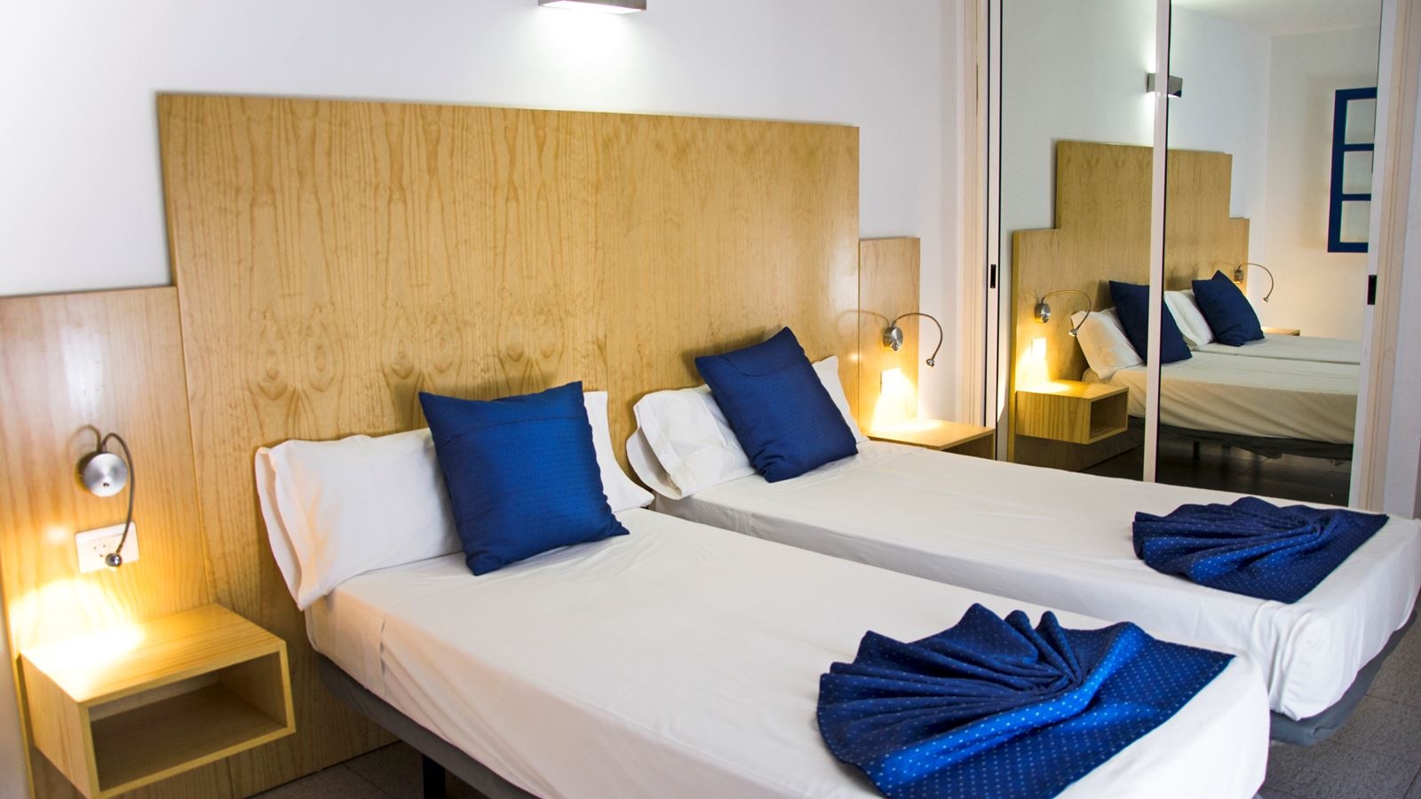 rooms-2-bedroom-apartment-balcony-or-terrace