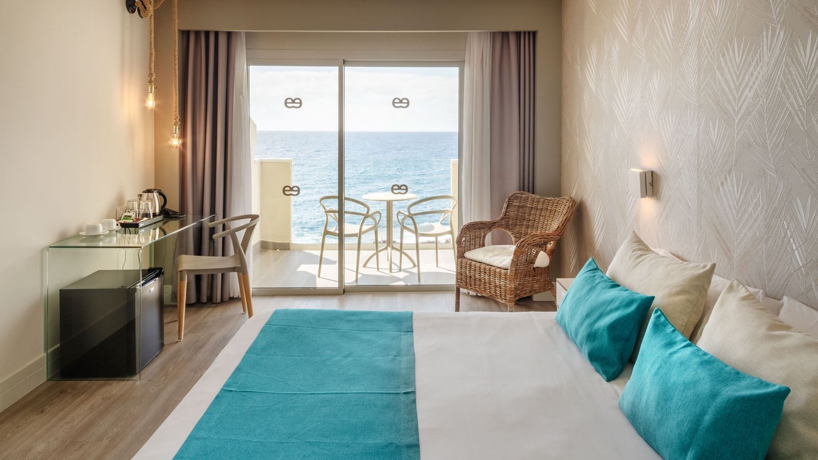rooms-double-bedroom-sea-view-balcony-or-terrace