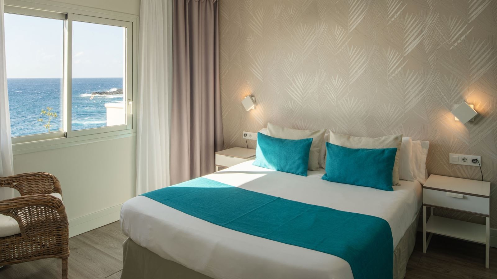 rooms-junior-suite-sea-view-balcony-or-terrace