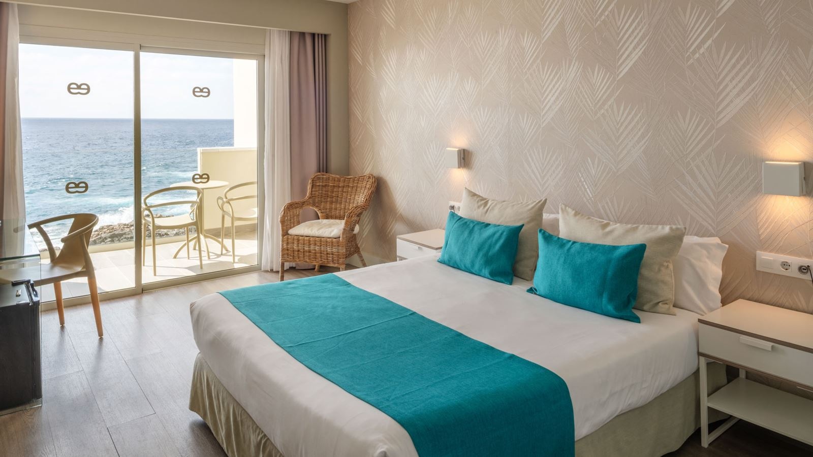 rooms-double-bedroom-sea-view-balcony-or-terrace