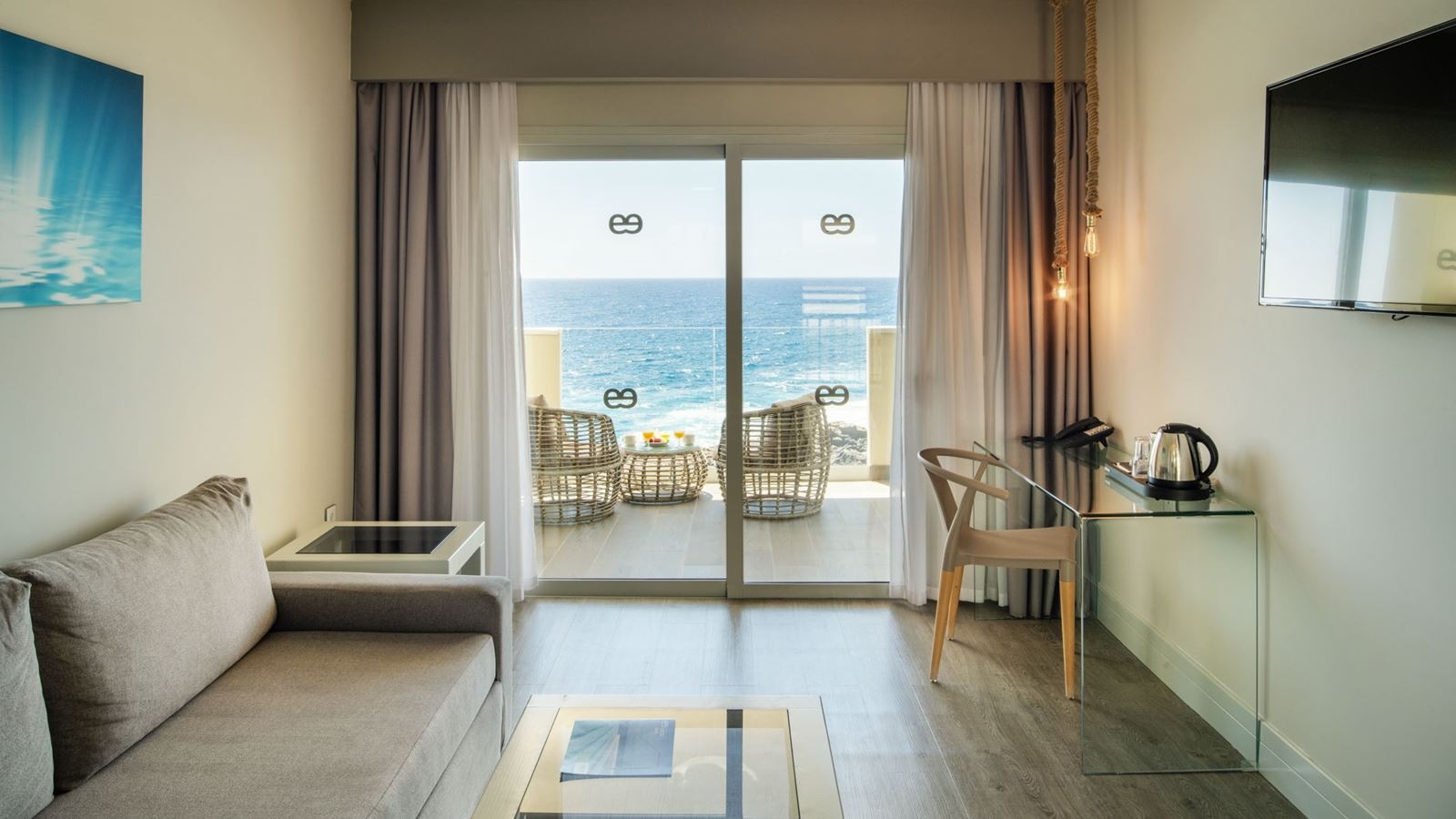 rooms-junior-suite-sea-view-balcony-or-terrace