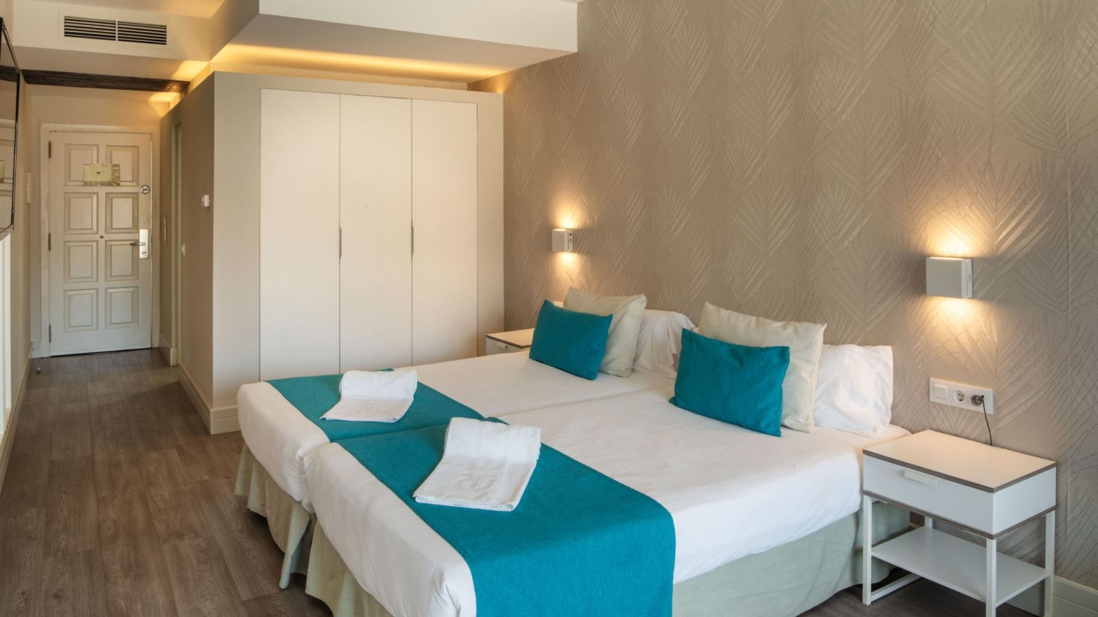 rooms-double-bedroom-standard-balcony-or-terrace