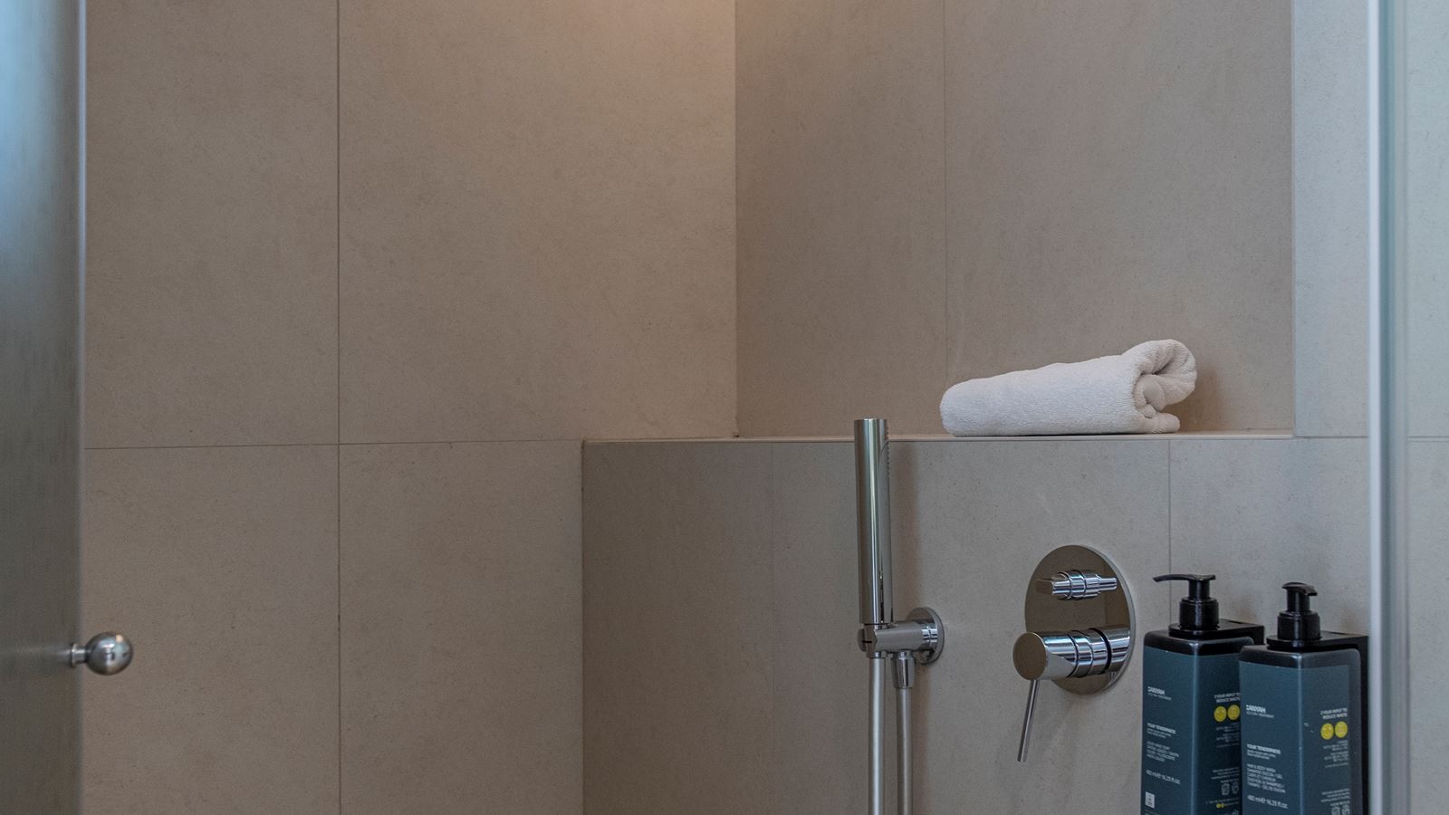 rooms-dp-twin-room-pool-view-balcony-or-terrace