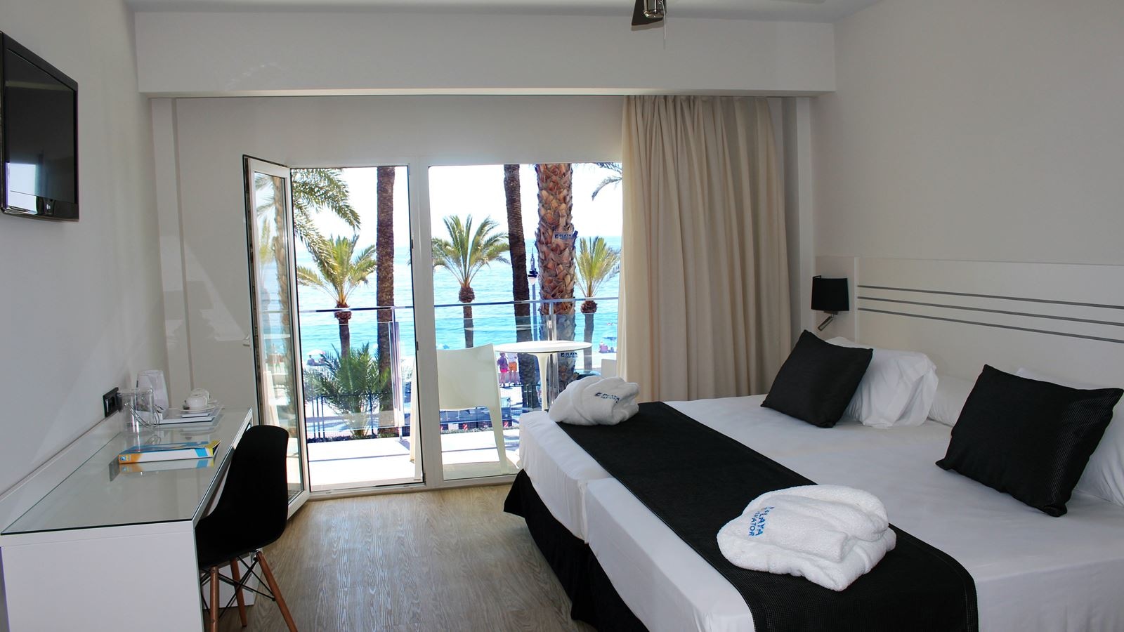 rooms-double-superior-front-sea-view-balcony-or-terrace