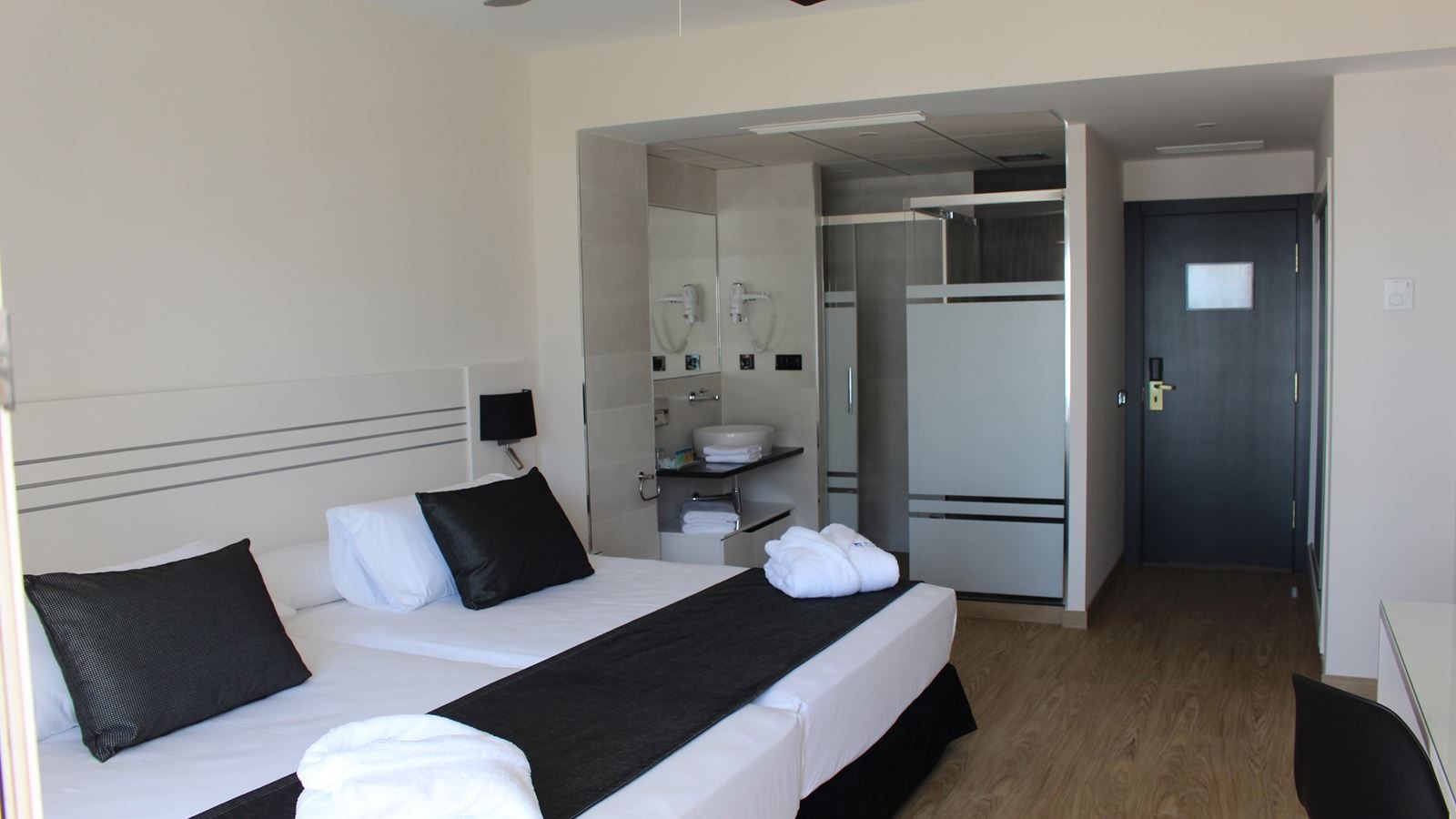 rooms-double-superior-front-sea-view-balcony-or-terrace