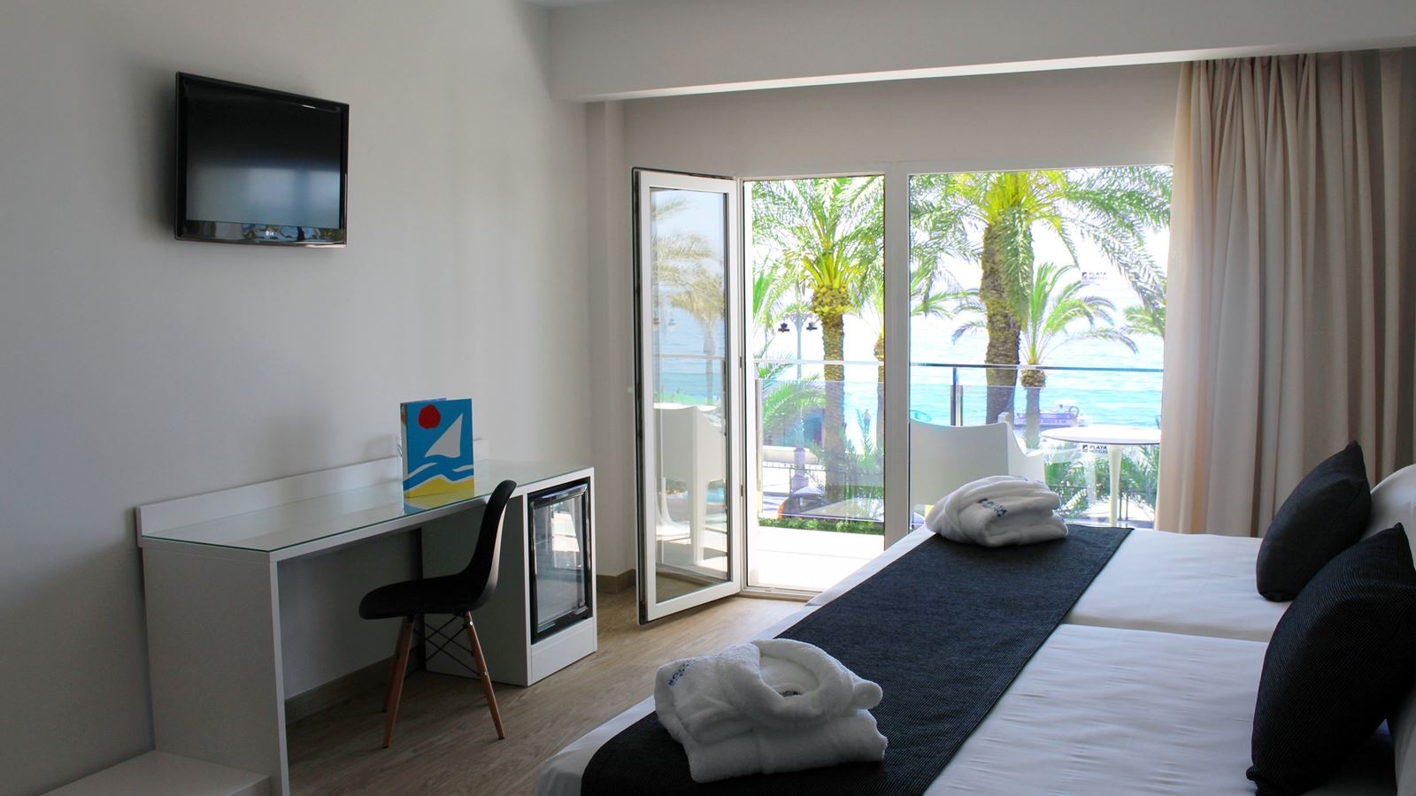 rooms-double-superior-front-sea-view-balcony-or-terrace