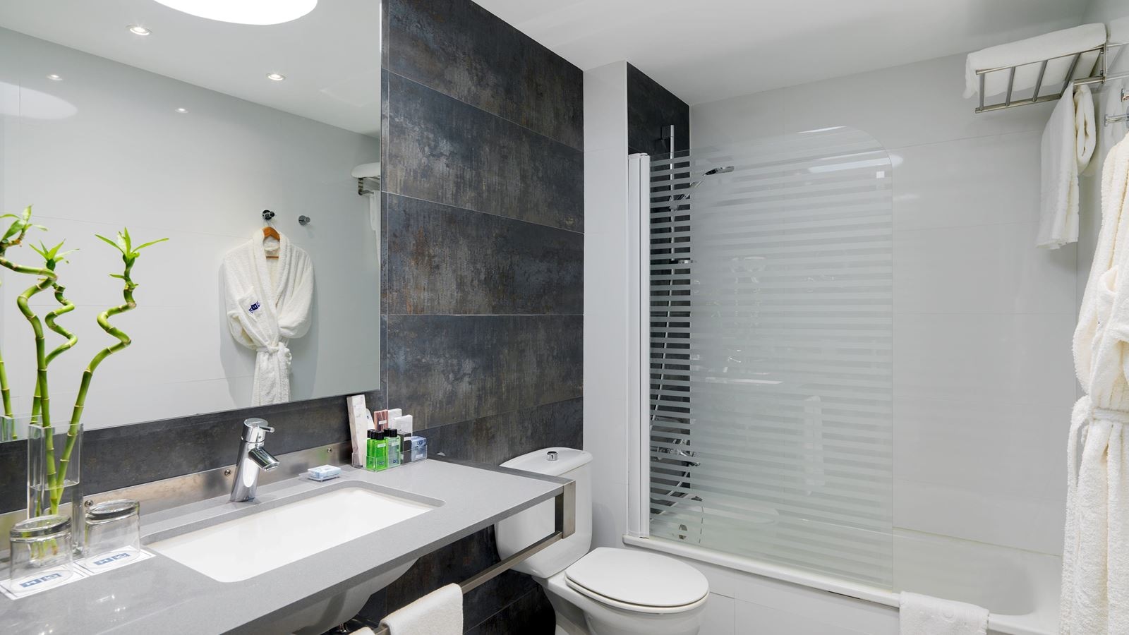 rooms-suite-poolview-balcony-or-terrace