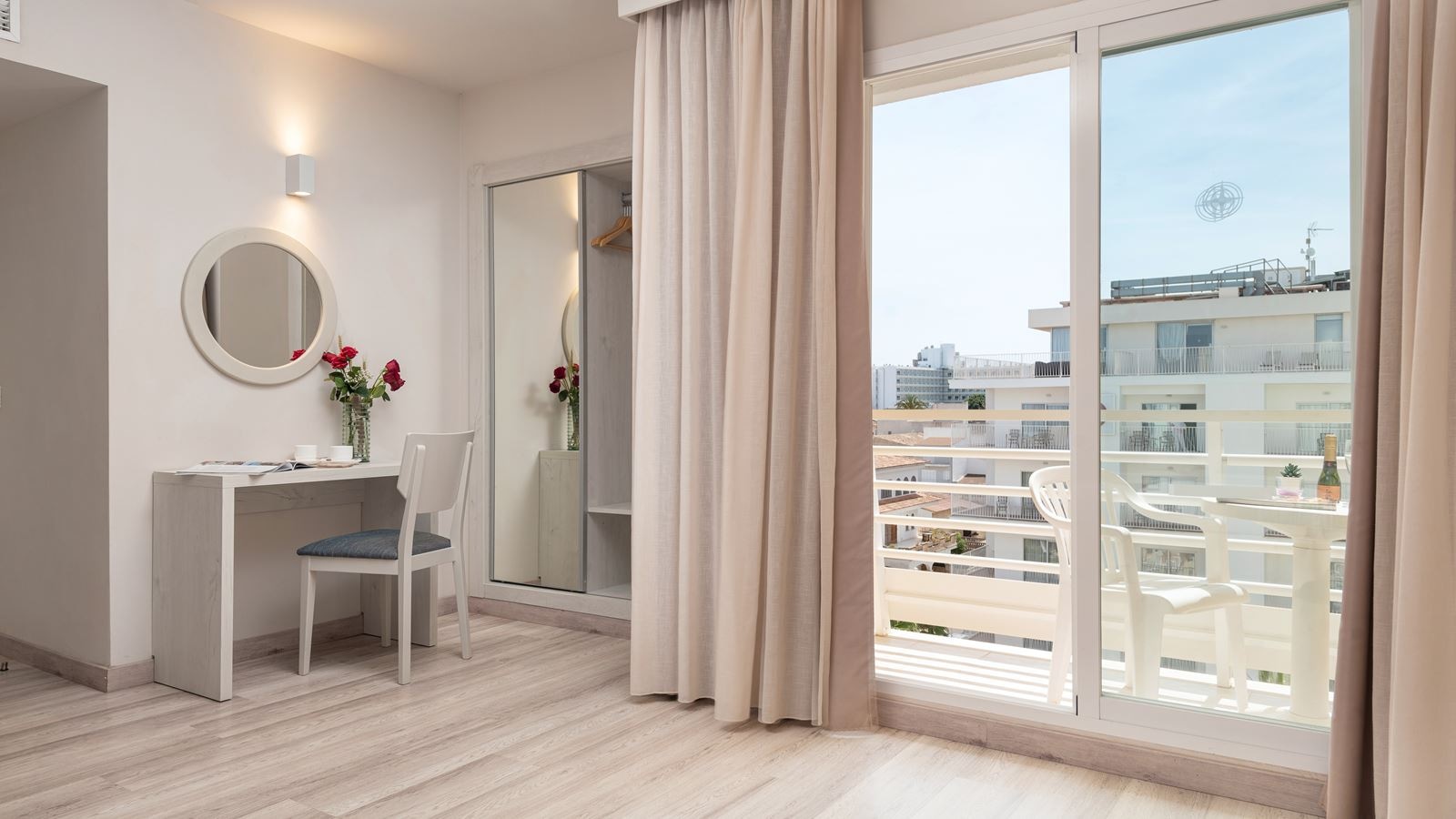 rooms-db--twin-with-balcony-or-terrace