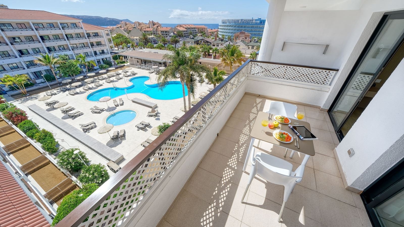 rooms-apartment-1-bedroom-poolview