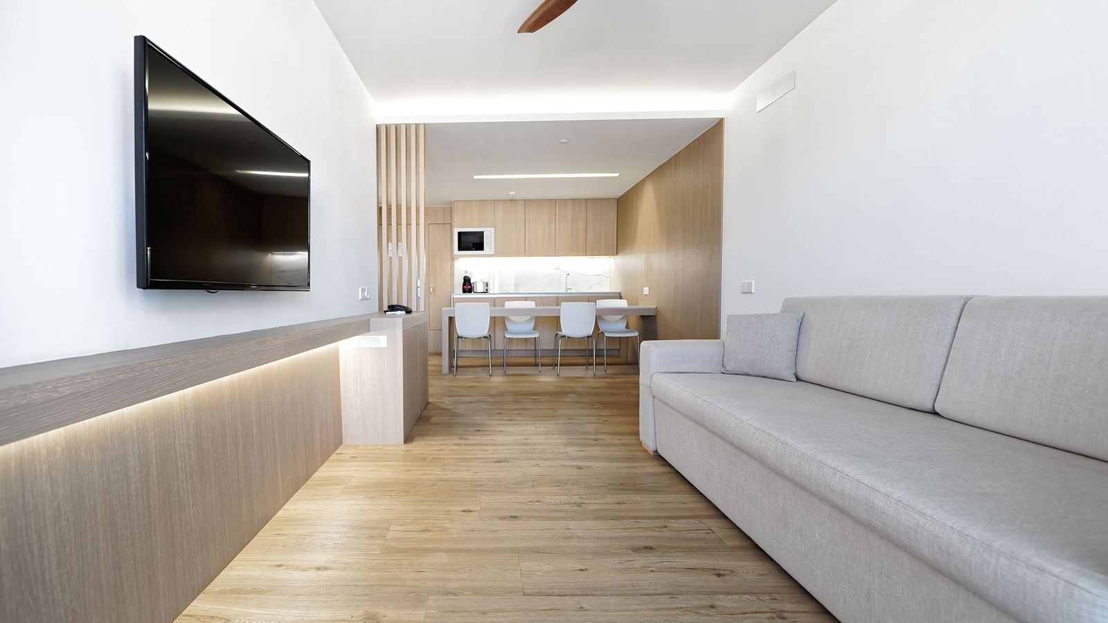 rooms-apartment-2-bedrooms-poolview