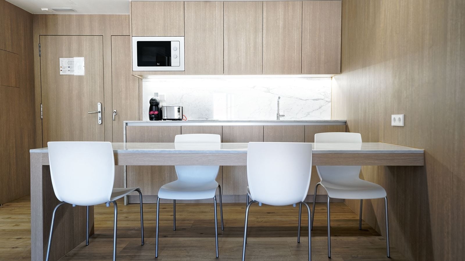 rooms-apartment-2-bedrooms-poolview