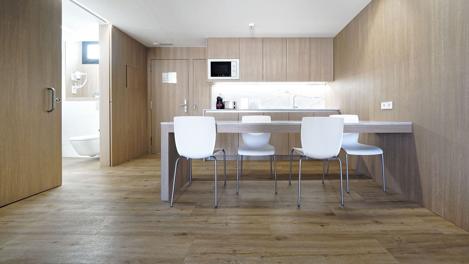 rooms-apartment-2-bedrooms-poolview