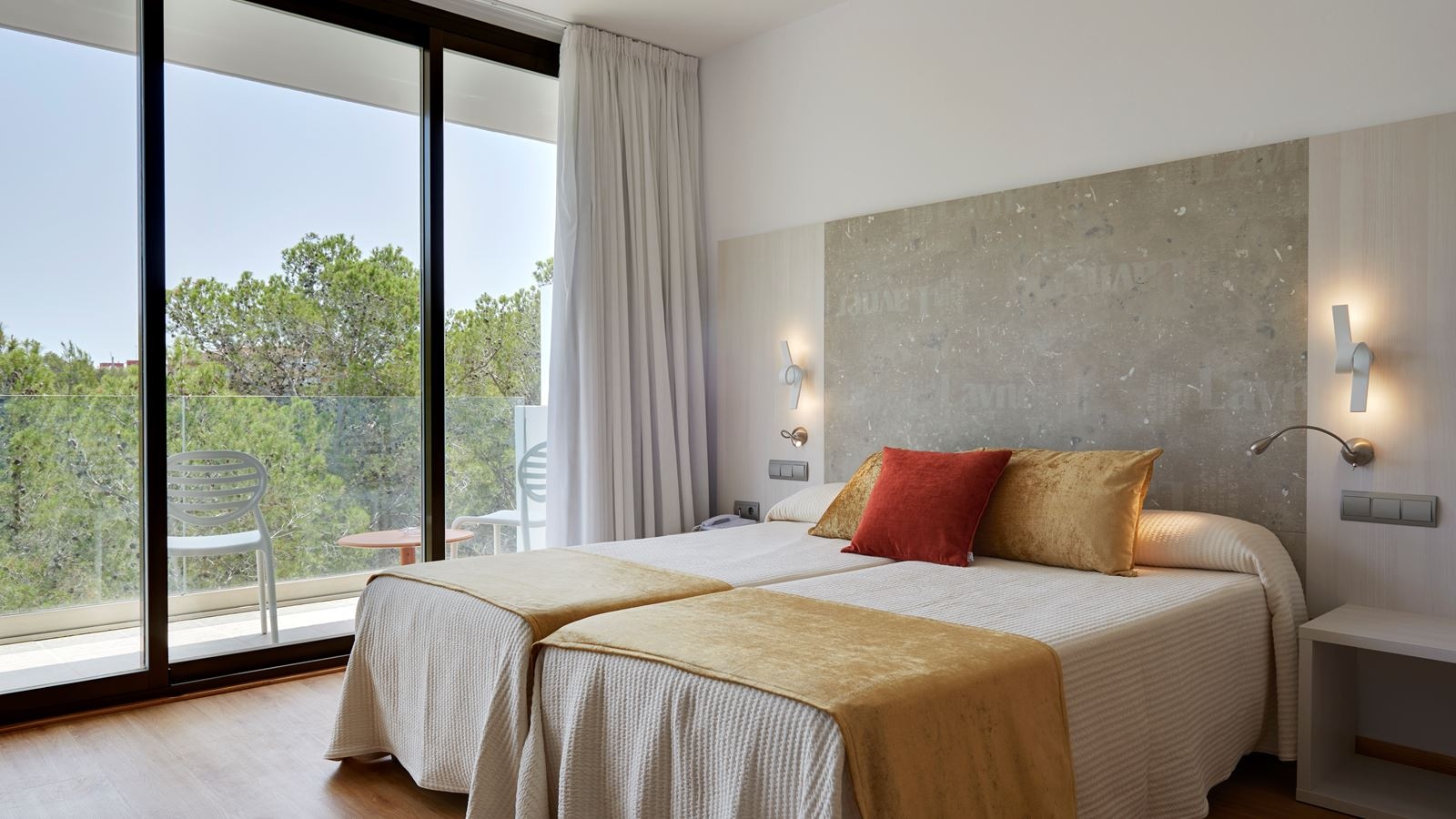 rooms-db-twin-room-with-balcony