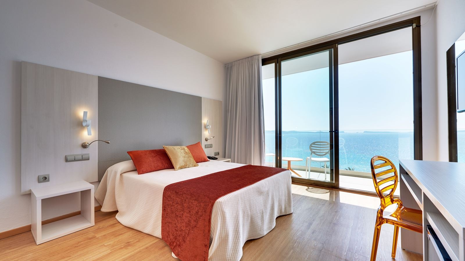 rooms-dv-db-tween-room-sea-view-with-balcony
