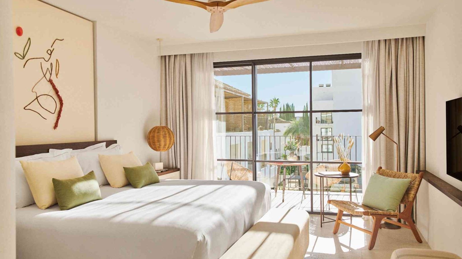 rooms-king-bed-deluxe-room