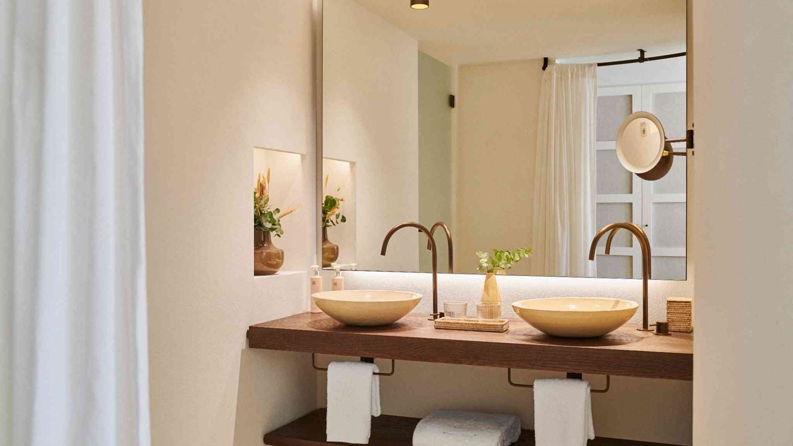 rooms-king-bed-deluxe-room