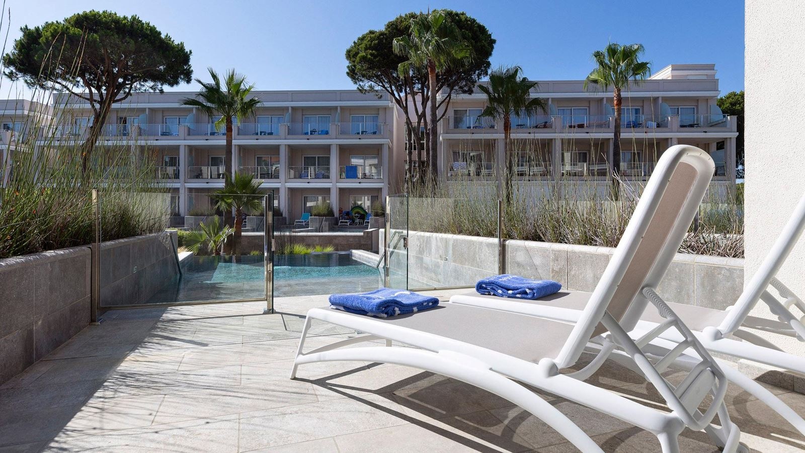 rooms-junior-suite-swim-up-lowest-floor-with-pool