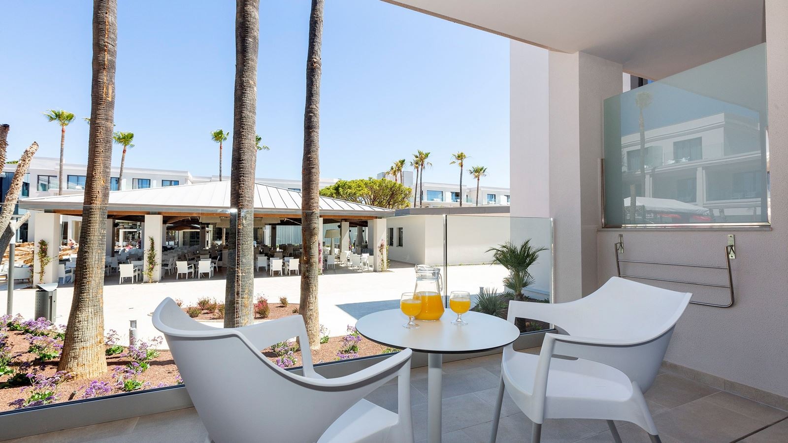 rooms-family-room-with-kitchen