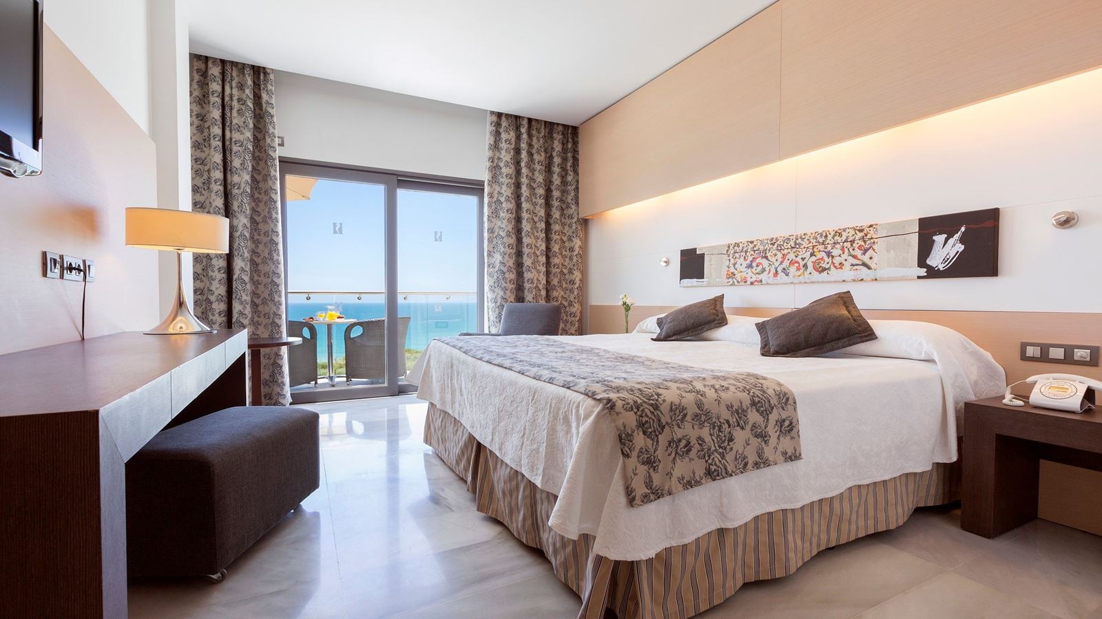 rooms-dv--frontal-sea-view-room