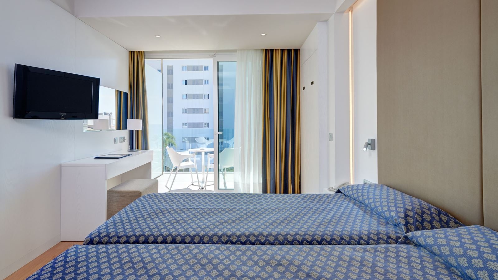 rooms-double-standard-with-balcony-pool-view