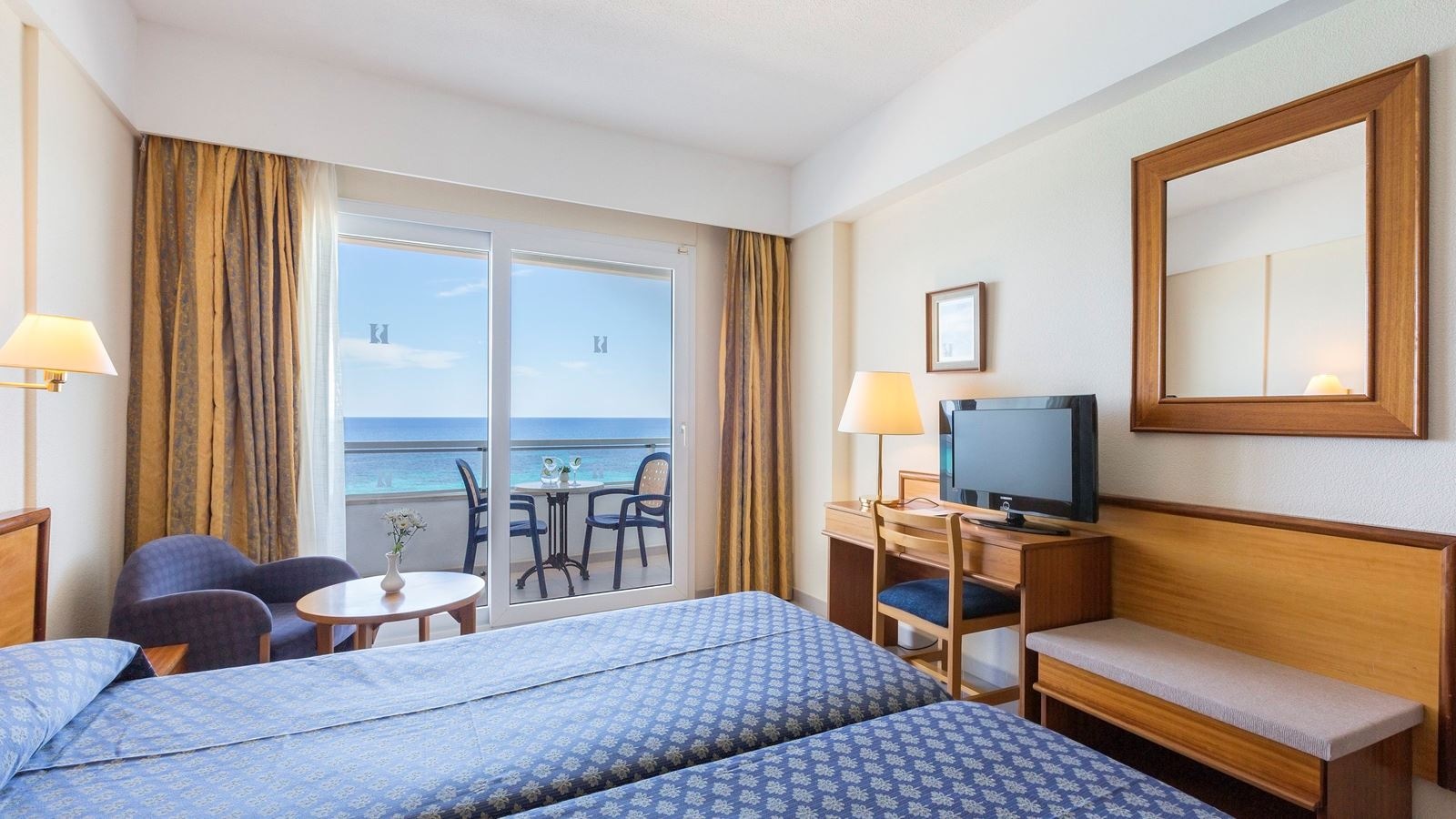 rooms-doble-sea-view-with-balcony