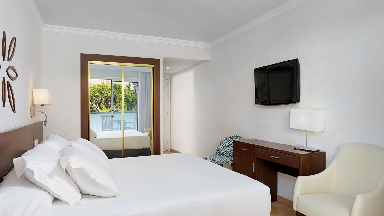 rooms-double-standard-room-pool-view