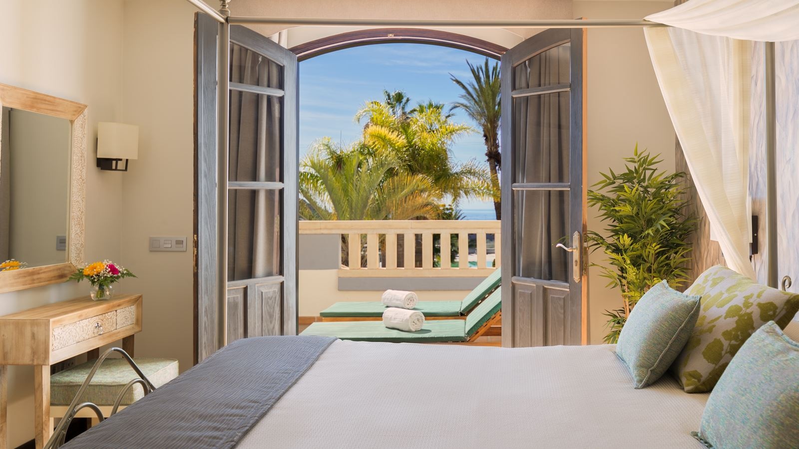 rooms-one-bedroom-apartment-suite-with-balcony-or-terrace