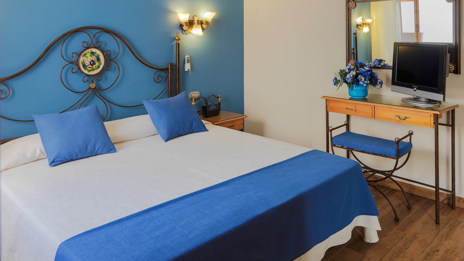 rooms-1-bedroom-apartment-pool-or-sea-with-terrace