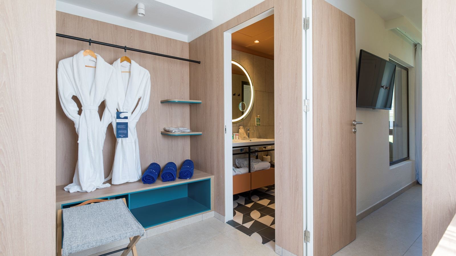 rooms-superior-suite-emblem-with-terrace--susue